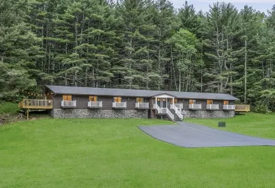 Entire Duplex - Hot Tub - Tennis Court - Pond