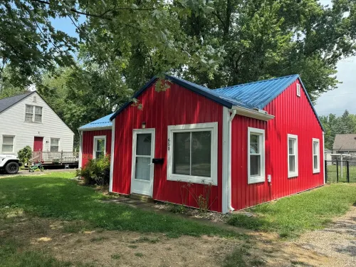 It’s the red one! Hotel a Clinton County