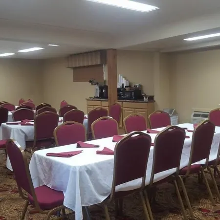 Sunday House Inn and Suites