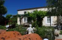 Maison d'Hôtes Le Cadran Solaire Hôtels à : Saint-Hilaire-de-Villefranche
