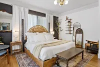 Peri Social House Hotels in Swannanoa