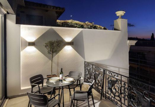 마스터 플라카가 위치한 아테네 플라카 지역의 활기찬 거리 모습