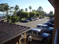 Lakeview Motel - parking