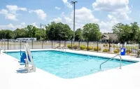 Econo Lodge - Pools