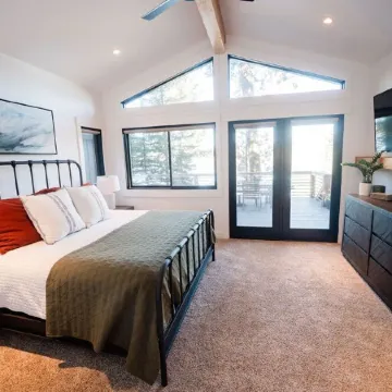 Ponderosa Park Lake House -- Private dock and beach!