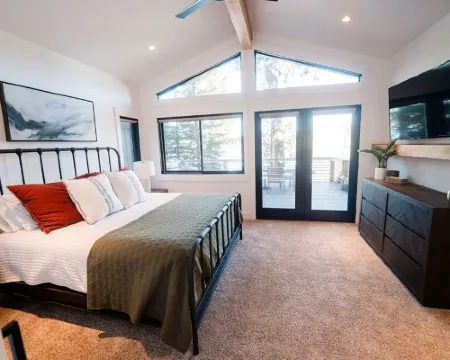 Ponderosa Park Lake House -- Private dock and beach! Hotels in McCall