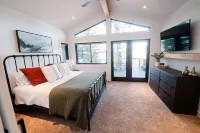 Ponderosa Park Lake House -- Private dock and beach!