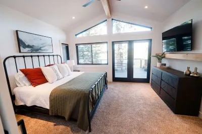 Ponderosa Park Lake House -- Private dock and beach!