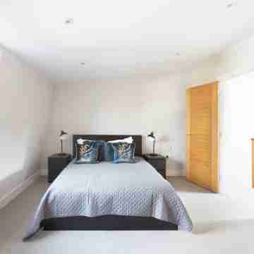 Fabulous Central Windsor Town House with Parking Rooms