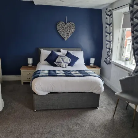 7-Bed Beachside Retreat - Sleeps 14 & Pet Friendly