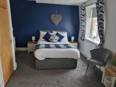 7-Bed Beachside Retreat - Sleeps 14 & Pet Friendly Hotel a 