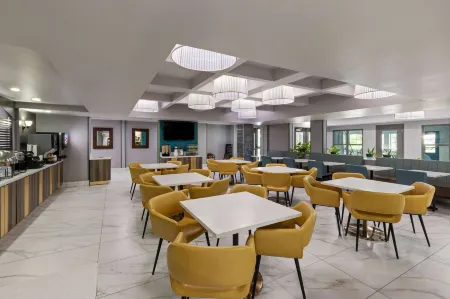 La Quinta Inn & Suites by Wyndham Olathe Отели рядом с достопримечательностью «Парк Фриско Лейк»