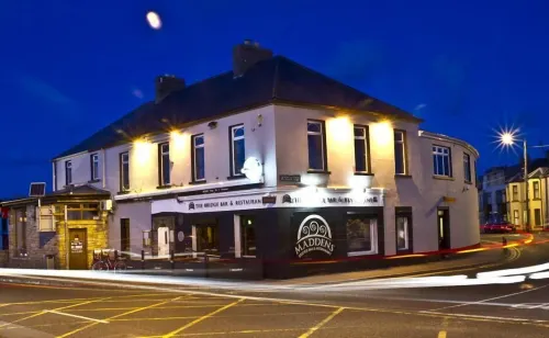 Maddens Bridge Bar & Guesthouse - โฮมสเตย์