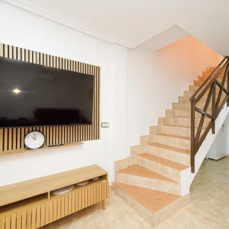 4-Bed Villa Sleeps 8 Pets Ok & 10 Min to Beach