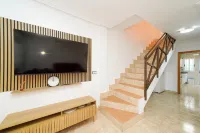 4-Bed Villa Sleeps 8 Pets Ok & 10 Min to Beach