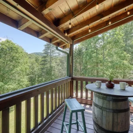 Cabin with 3 Bedrooms, Game Room, Sunrise & Mountain Views!