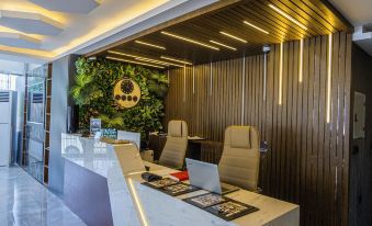 LUXURY AIRPORT HOTEL