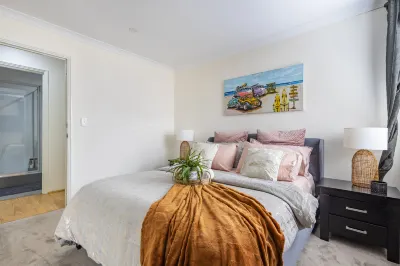 Elegant Hampton-Style Retreat , Tranquil Private Bedroom with Shared Bathroom Hotels in 