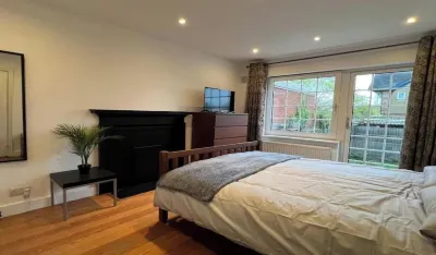 Spacious 3-Bedroom Luxury Home with Garden – North London Retreat 알렉산드라 궁 주변 호텔