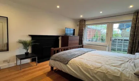 Spacious 3-Bedroom Luxury Home with Garden – North London Retreat