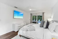Luxury Modern Palm Beach Gardens Home with Heated Pool-Near Beach & Restaurants