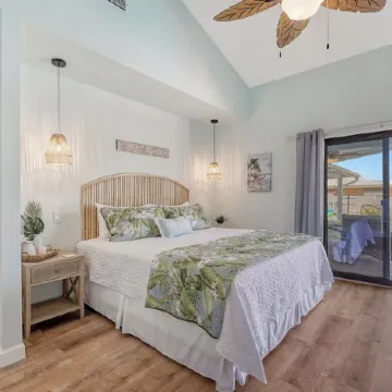 Canal front, dock, heated Pool, near AMI+IMG