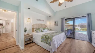 Canal front, dock, heated Pool, near AMI+IMG