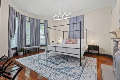 Charming 3-bedroom house downtown Frankfort/ king beds