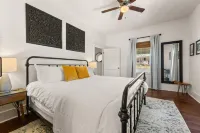 The Cotton Mill Cottage - charming 2 bedroom blocks from downtown Simpsonville Hotels in Simpsonville