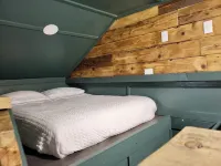 Cozy “Bunkhouse” cabin in charming Leakey with WiFi, AC. Near Frio and Garner! Hotels in Real County