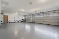 Modern 4BR w/ Hot Tub - Fire Pit - Stylish Stay - Villas