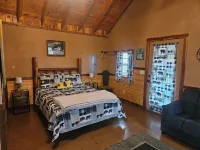 The Honey Hut next to Big South Fork NRRA with AC, wifi, and horse stalls.