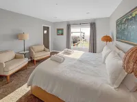 Mountain Top 4 Bdrm Home Along Nature Reserve with Spectacular Views, AC & WiFi