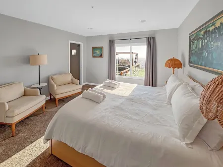 Mountain Top 4 Bdrm Home Along Nature Reserve with Spectacular Views, AC & WiFi