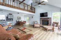 Stunning Waterfront Escape - Pool, Fire Pit, Hammock Hotels in Skytop