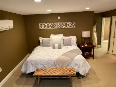 Charming 1-bedroom apartment with WiFi and AC in welcoming downtown Paducah Paducah Square附近的飯店