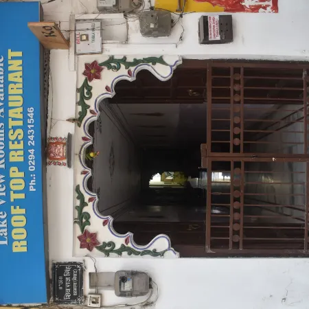 Thamla Haveli - Heritage Lake View Hotel