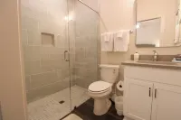 New Luxury 1BR Cottage in Downtown Auburn!