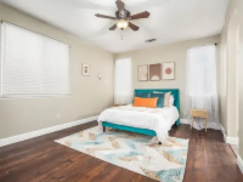 Fresno House - BBQ, Fire Pit, 3 Bed, 2 Bath & 2 Car Garage!