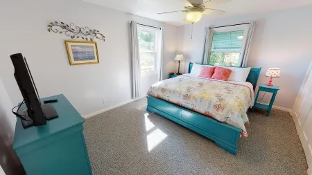 Charming 4-bed cottage with hot tub and stunning lake views in beautiful Logan.