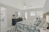 BEACH DREAMING Luxury condo, newly renovated on 5th Ave; Steps to beach & dining