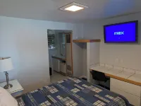 Majestic Rockies Motel - Hot Tub