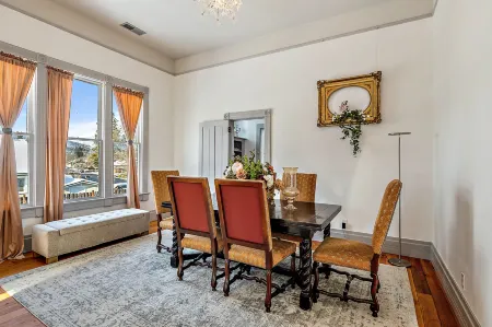 Barclay Klum House by WanderLodges