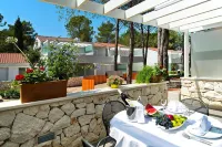 Apartments in Zaton Holiday Resort with Pool Hotel di Zadar