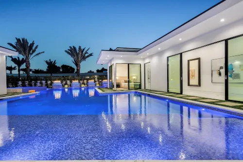 Luxury Retreat Pool, Putting Green + Pickleball Sleeps 17 Bravo Villa 8 by Avantstay