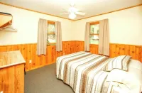 3BR Lakefront Cabin with WiFi & Private Docks - Hytter