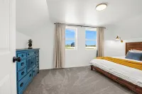 The Family Roost - warm, stylish new Barndo rolling hills & Rocky Mountain Views