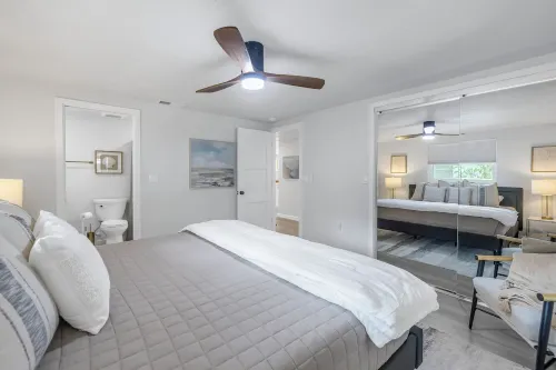 Beautiful 3-Bedroom House with Heated Pool and e-Bikes Near Siesta Key Beach