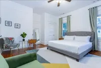 Suite in Heart of Downtown King Beds Forsyth Park - Upper Hotels in der Nähe von Sunglass Hut