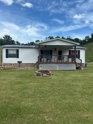 Riverfront Cattle Farm Home in the Mountains Hotels near Goose Creek Farm , LLC
